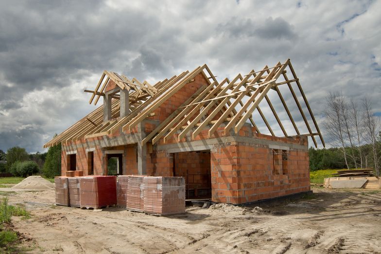 Polacy budują mniej domów jednorodzinnych. Ale ceny działek nie spadają