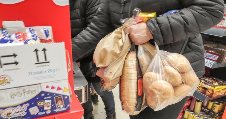 Zjadasz bułkę i wypijasz sok przed zakupem? Lidl i Biedronka zabrały głos